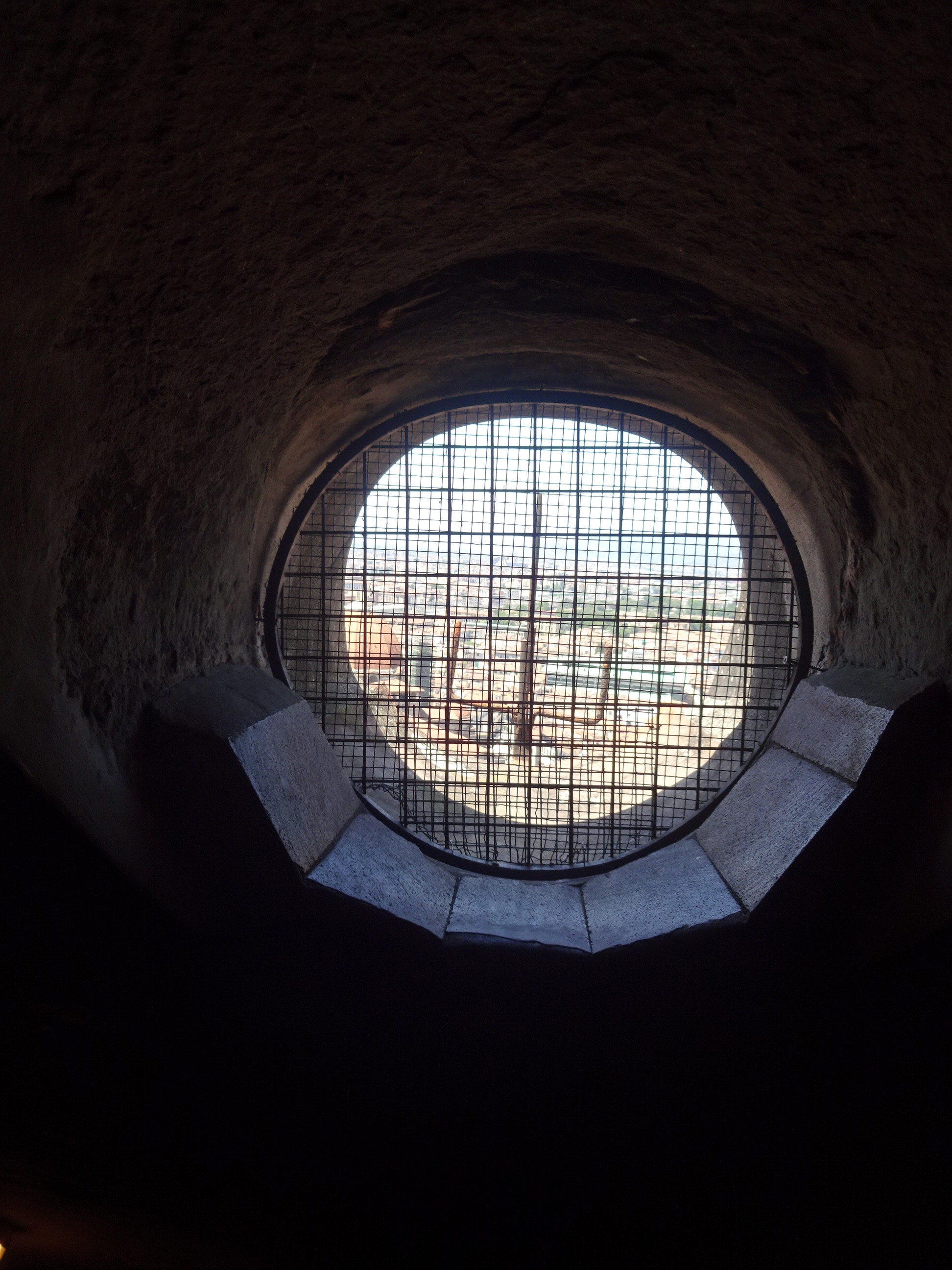 フィレンツェ ドゥオモ クーポラへ登る。窓からの景色