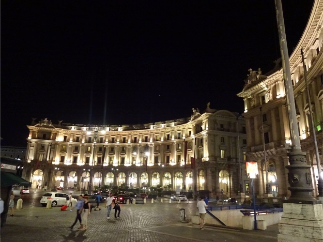 ローマ 共和国広場の夜景